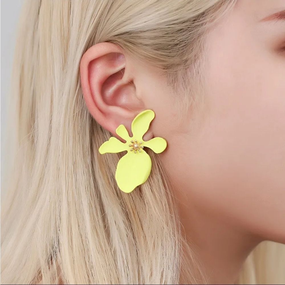EYE CANDY tropical flower earrings - Picture 8 of 10